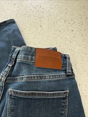 Lucky Brand women Medium Blue Straight Jeans with Brown Leather Patch